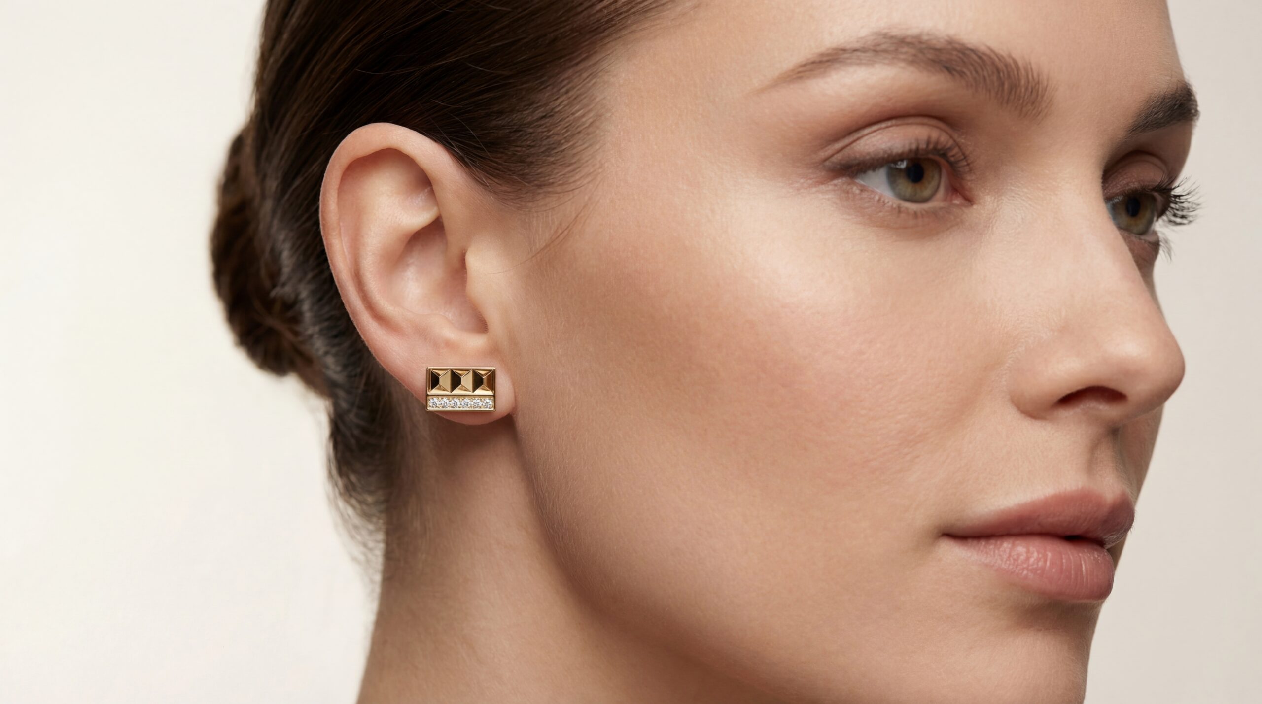 Boucles d'oreilles discrète de forme rectangle en or jaune pour femme et homme. Desgin et moderne